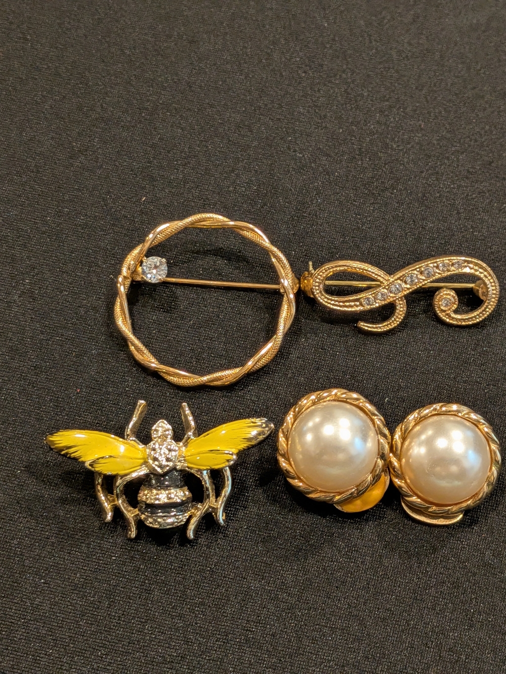 Set Of 5 Pieces.Gold-Tone Pearl Clip-On Earrings & 3 Brooches